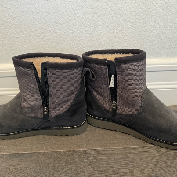 UGG Kids Bayson II Snow Boot with 3M Thinsulate Lining Boys US Size 6 - Picture 16 of 16